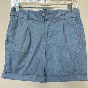 Men’s Abercrombie & Fitch light blue stripe cuffed-hem pleated shorts in sz 26